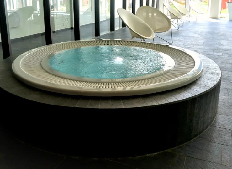 Goście mogą zrelaksować się w jacuzzi