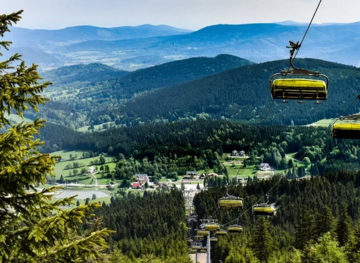 W tutejszym ośrodku działa nowoczesna całoroczna kolejka Luxtorpeda