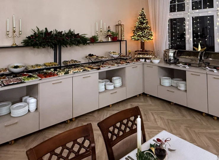 Bufet świąteczny jest elegancko ozdobiony