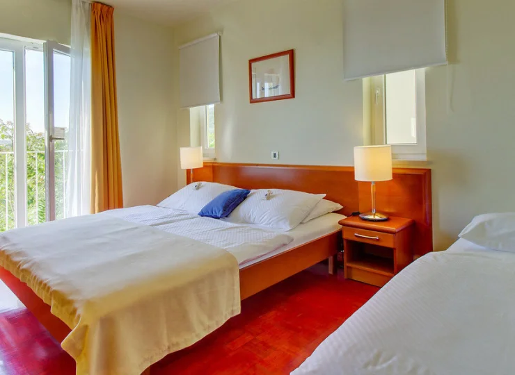 Pokój klasy standard zawiera łóżko podwójne i łóżko pojedyncze