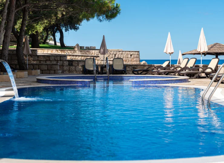 Na gości czekają tu leżaki, parasole i ręczniki