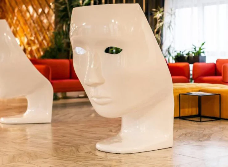 Hall resortu zdobią nowoczesne dekoracje