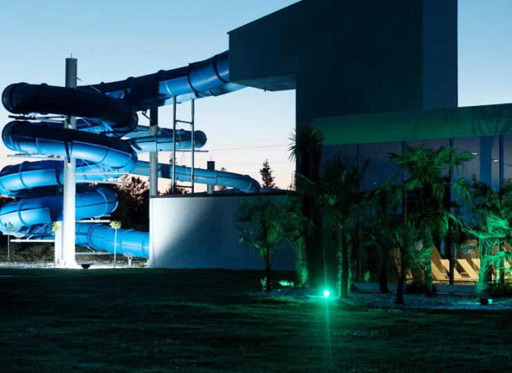 W strefie basenowej są też 2 zjeżdżalnie - całkiem pokaźnych rozmiarów