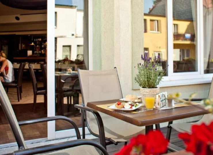 Restauracja hotelowa ma taras