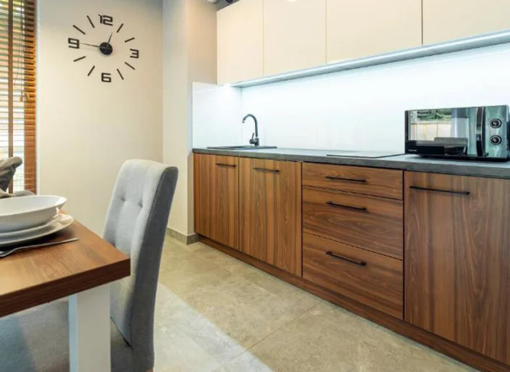 Aneks kuchenny jest wyposażony w niezbędne przybory kuchenne oraz sprzęty AGD