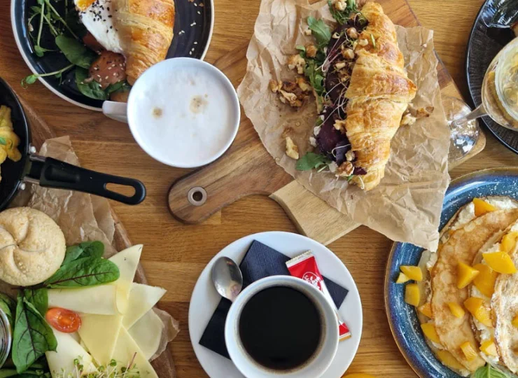  Dla gości apartamentów każdego ranka w restauracji są podawane pyszne śniadania