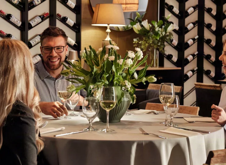 Restauracja serwuje pyszne dania wegetariańskie i mięsne