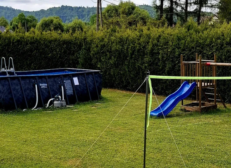W sezonie letnim goście mogą wypoczywać w hotelowym ogrodzie