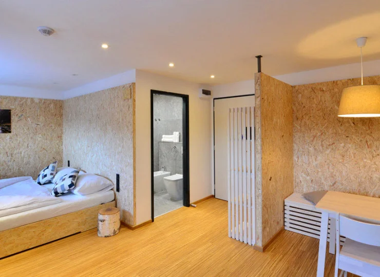 Wystrój wnętrz jest połączeniem drewna i bieli