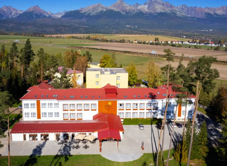 Family Resort Lučivná znajduje się u podnóża Tatr, 12 km od miasta Poprad