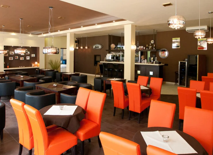 Oprócz resuaracji bufetowej mieści się tutaj także drink bar