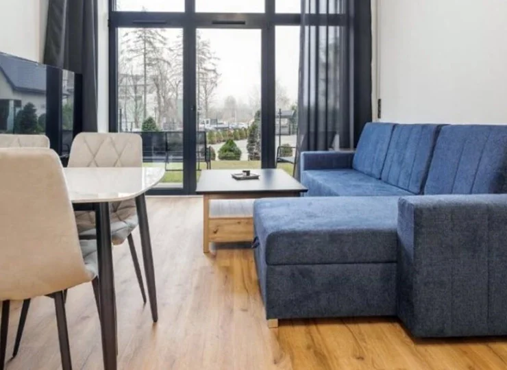 Pokój dzienny z wyjściem do ogródka (apartament A05)