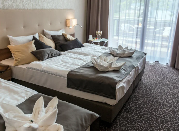 Pokoje typu premium posiadają balkon