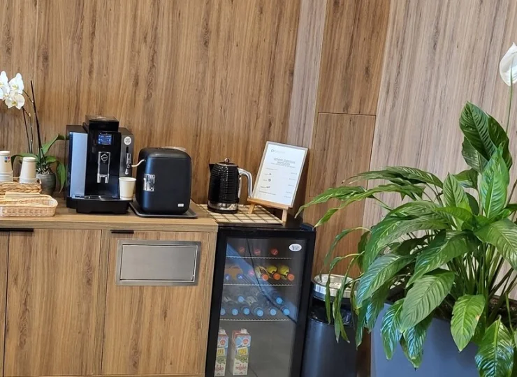 W jej wygodnych wnętrzach na gości czeka kawa z ekspresu