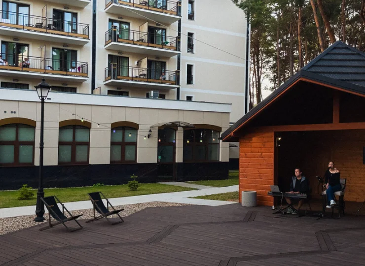 Są tu organizowane koncerty muzyki na żywo połączone z Grill Party