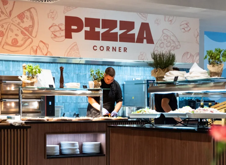 Są kąciki: show cooking, pizza corner oraz kids corner
