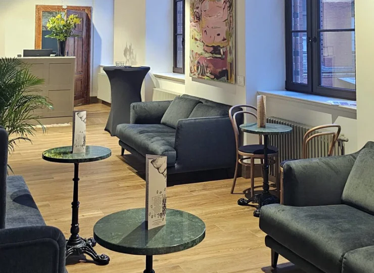 Obok recepcji jesienią i zimą działa Lobby Bar