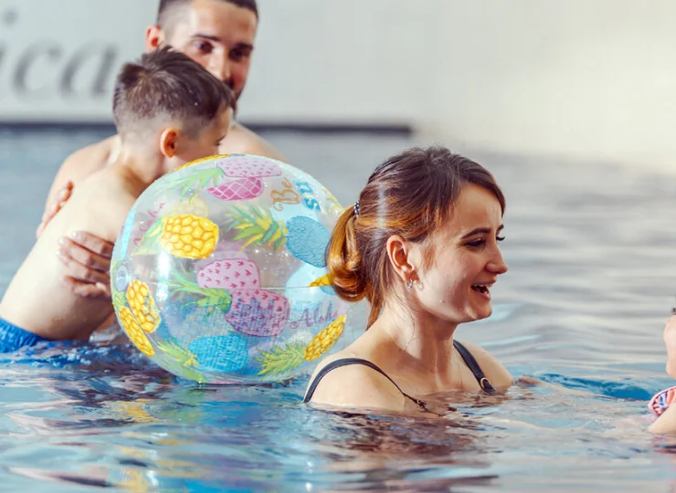 Przygotowano tutaj brodzik na basenie i salę zabaw