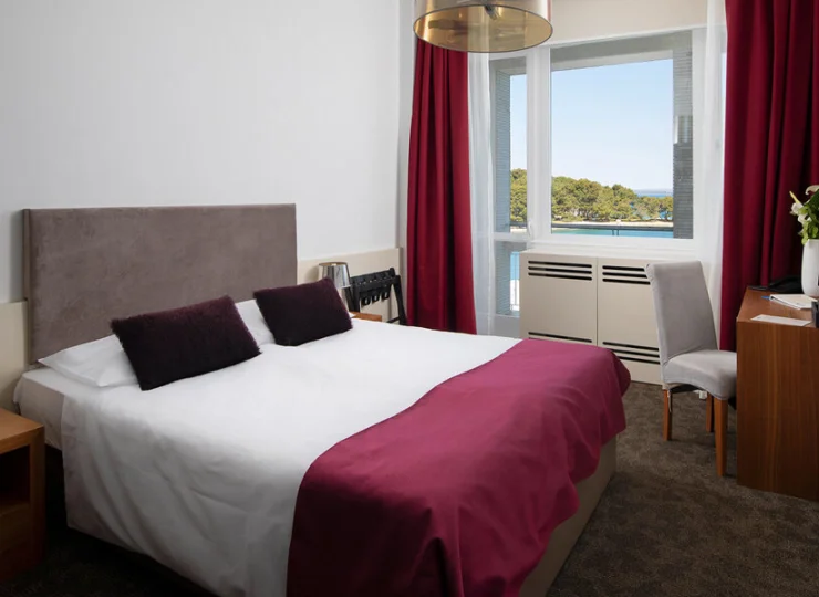 W pokoju jest minibar, sejf, TV, wifi