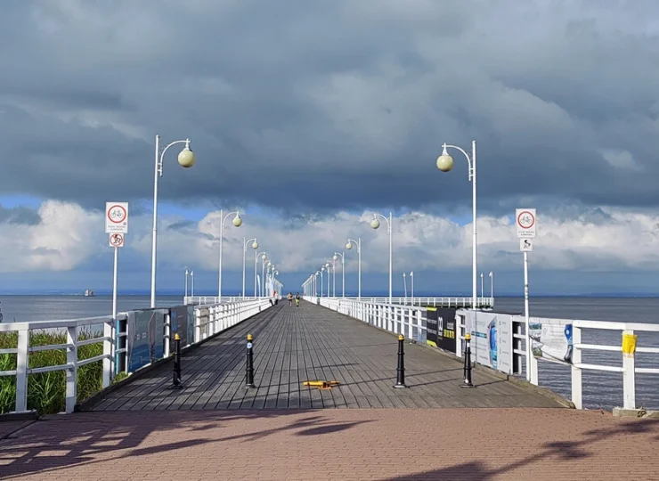 Molo wychodzące w wody Zatoki Puckiej to główna atrakcja Juraty