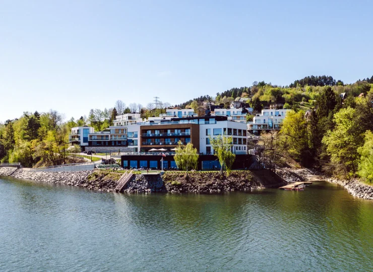 Resort jest zjawiskowo położony wprost nad Jeziorem Żywieckim
