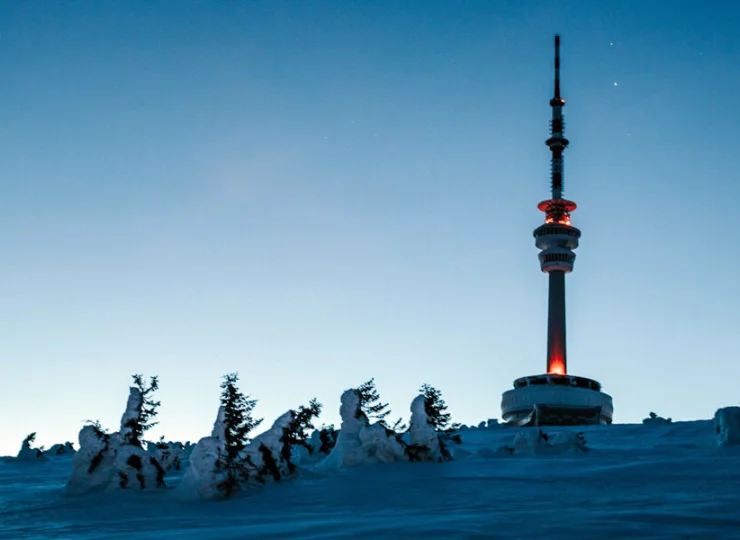 Pradziad wyróżnia się wieżą transmisyjną