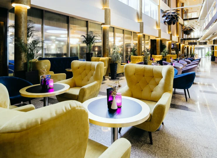 Lobby bar w imponująco otwartej części hotelu