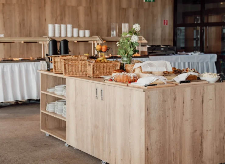 Śniadania i obiadokolacje są podawane w formie bufetu