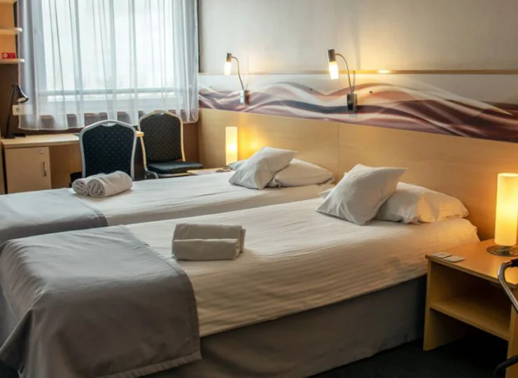 Do wyboru są pokoje 1 i 2-osobowe oraz przestronne apartamenty