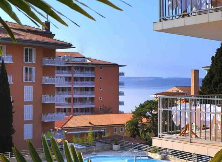 Wprost przy hotelu znajduje się taras słoneczny z basenem dla dzieci