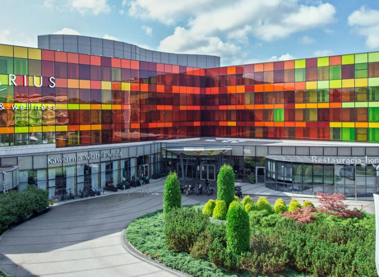 Aquarius SPA jest luksusowym hotelem z fasadą inspirowaną promieniami słońca