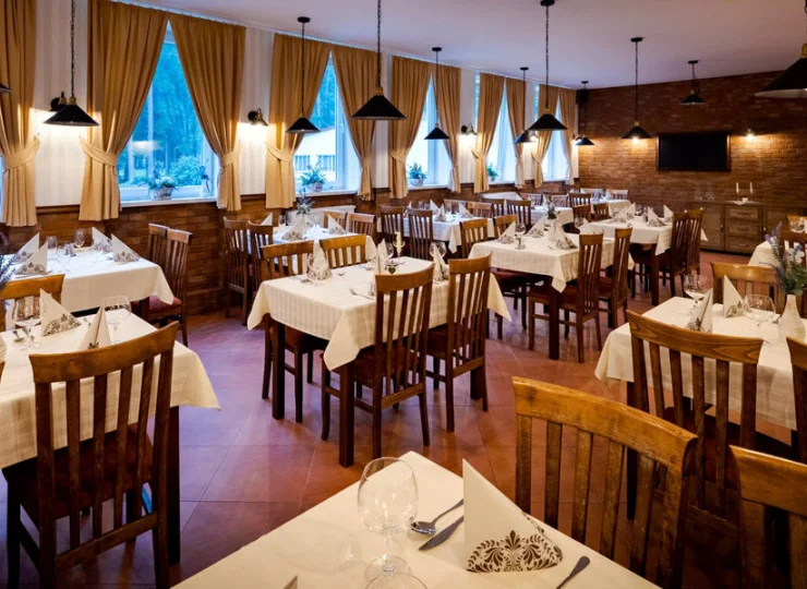 W obiekcie mieści się restauracja, gdzie są podawane śniadania i obiadokolacje