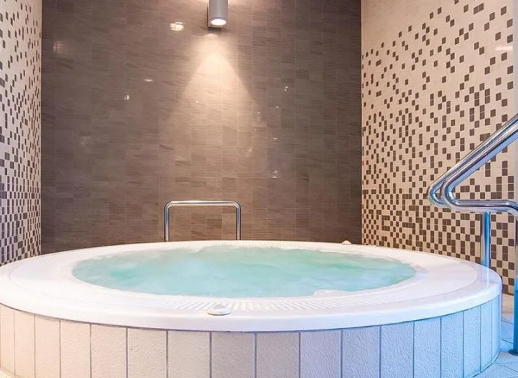 W strefie basenowej są dwa jacuzzi