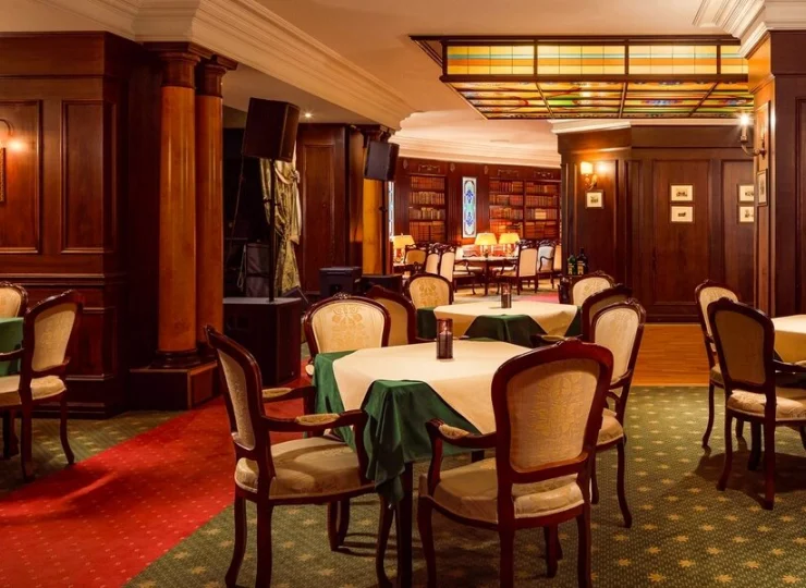Club Imperial to bar w stylu angielskiego klubu dla dżentelmenów
