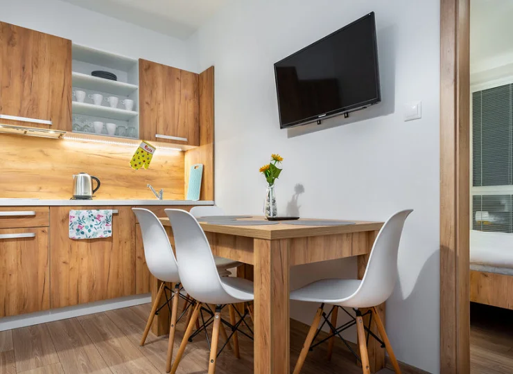 Każdy apartament ma stół z krzesłami