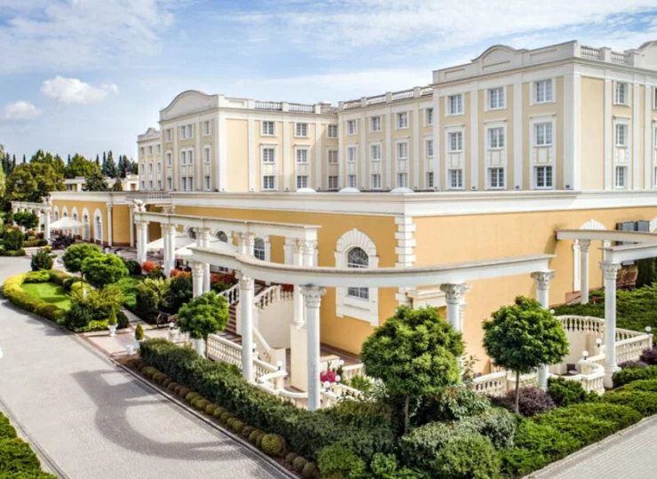 Windsor to pałacowy hotel z rozległym terenem zielonym i atrakcjami dla dzieci