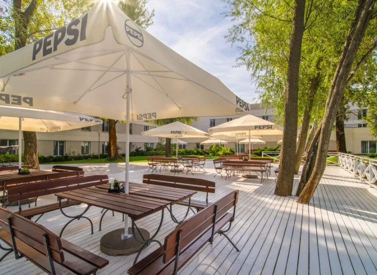 Hotel ma własny staw, nad którym można świetnie się zrelaksować
