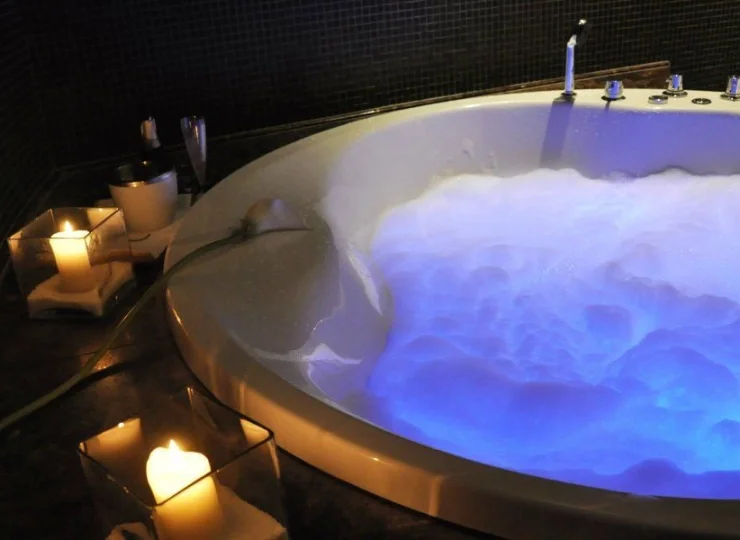 Dla większego relaksu można skorzystać z przestronnego jacuzzi