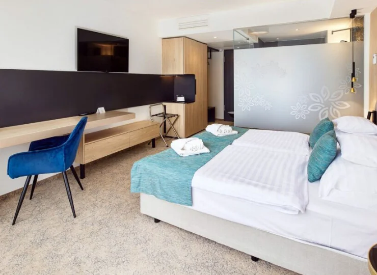 W wyposażeniu: klimatyzacja, TV, wifi, minibar, sejf, ręczniki