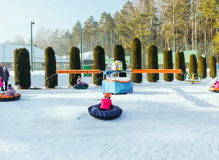 Zimowa karuzela dla najmłodszych gości