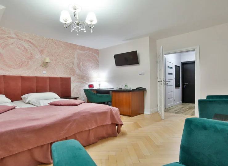 Pokój comfort ma część wypoczynkową wyposażoną w fotele