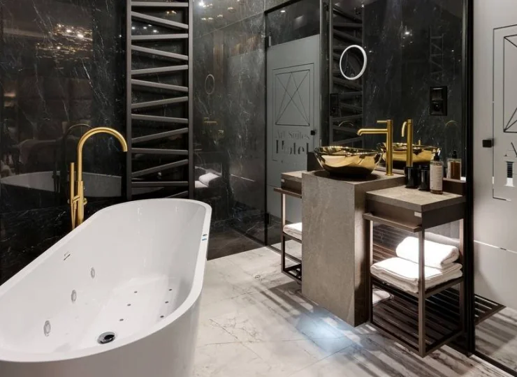 Apartament Grand Suite wyróżnia wanna z hydromasażem