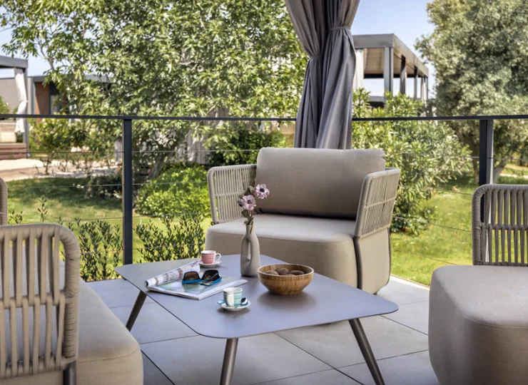 Na tarasie znajdują się komfortowe meble