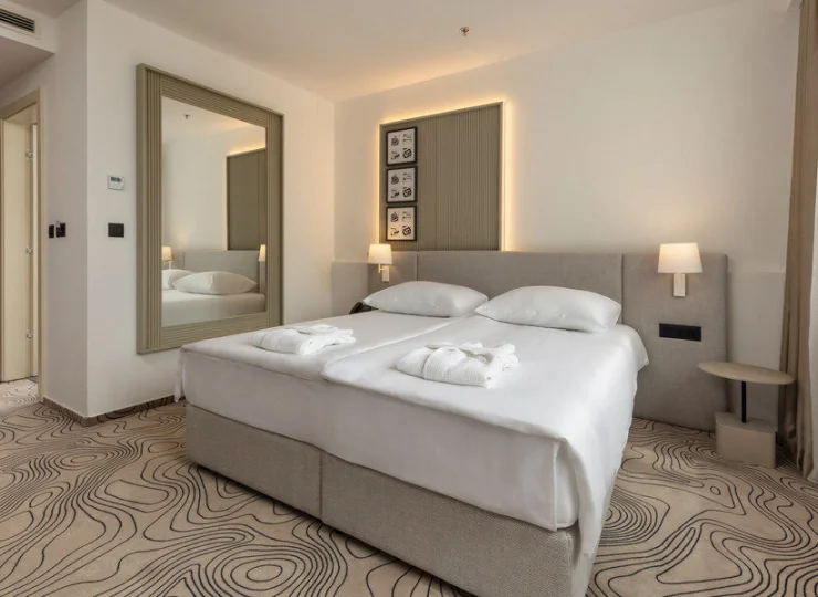 Pokoje urządzono w jasnych, relaksujących barwach