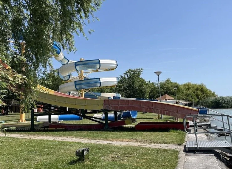 Przy plaży znajdują się zjeżdżalnie wodne