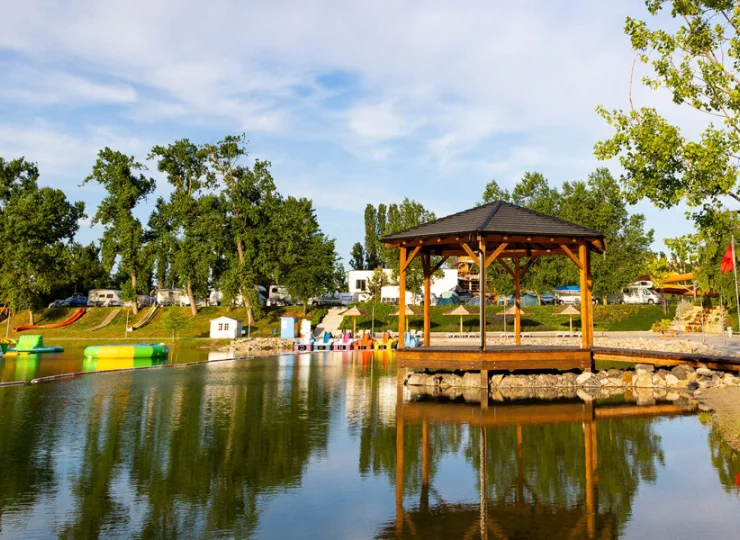 Tuż obok hotelu znajduje się jezioro z bogatą infrastrukturą wypoczynkową