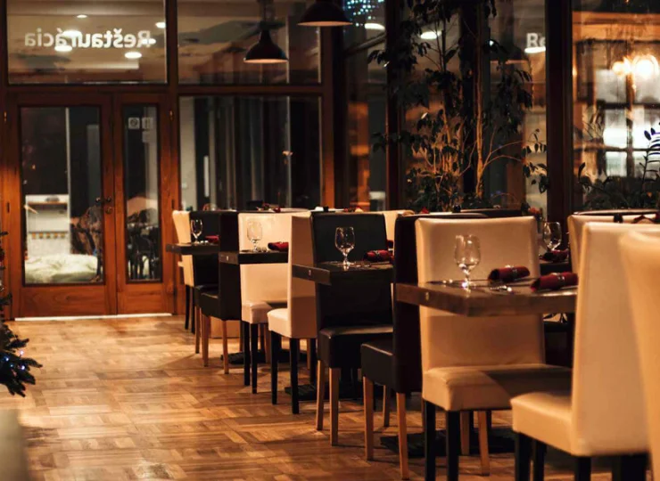 W hotelu mieści się elegancka restauracja