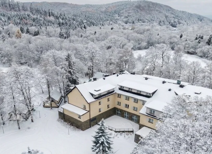 Malownicza okolica oferuje piękne widoki, nawet na Babią Górę