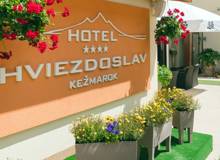 W miesiącach letnich można korzystać z tarasu w atrium hotelu