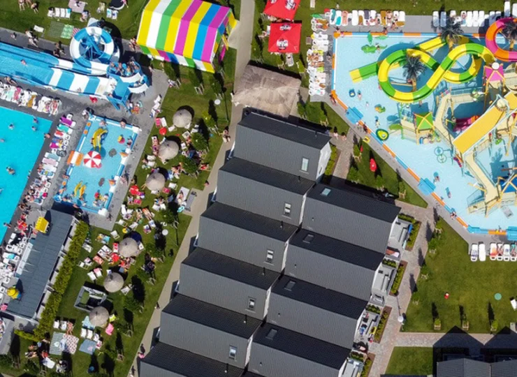 Wizytówką resortu jest zewnętrzny aquapark i aż 5 placów zabaw